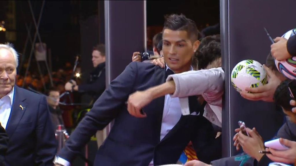 El 'selfie' que casi tira a Cristiano en la alfombra roja de la gala del Balón de Oro