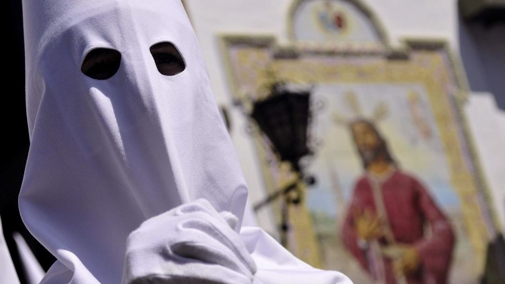 La BBC confunde a un nazareno sevillano con un miembro del KKK