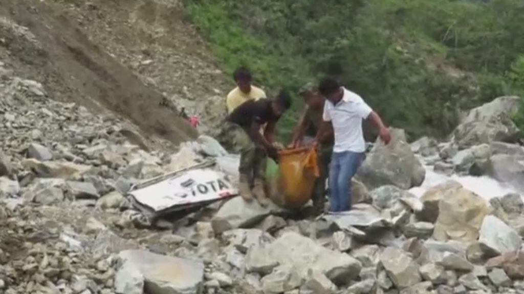 Mueren 13 personas al precipitarse su vehículo por un barranco en Perú