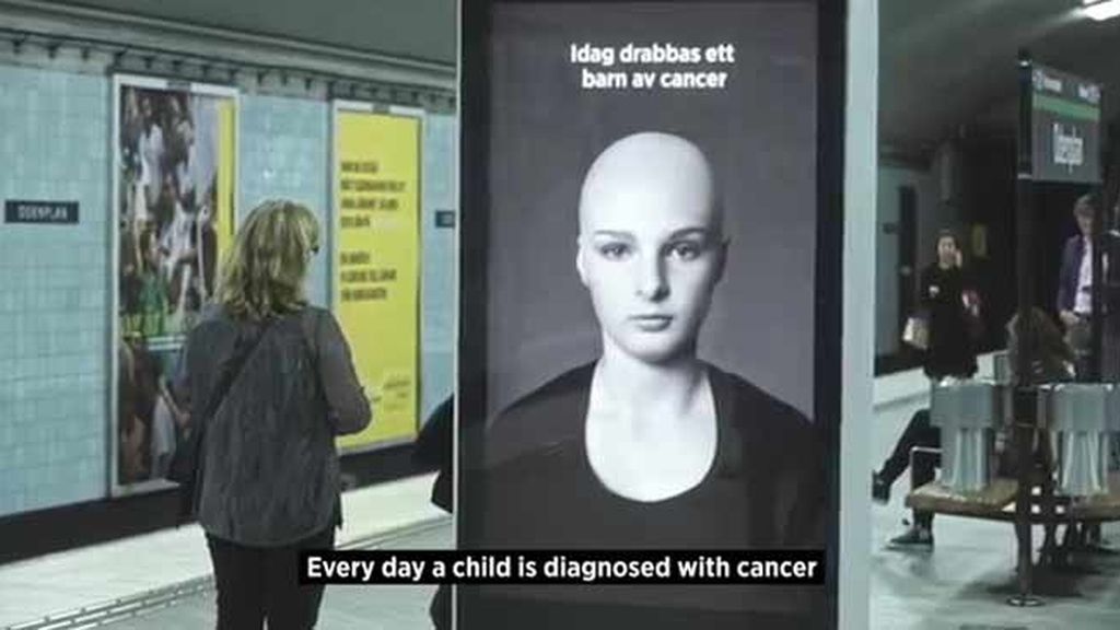 Un anuncio contra el cáncer infantil conmociona a los usuarios del metro de Suecia