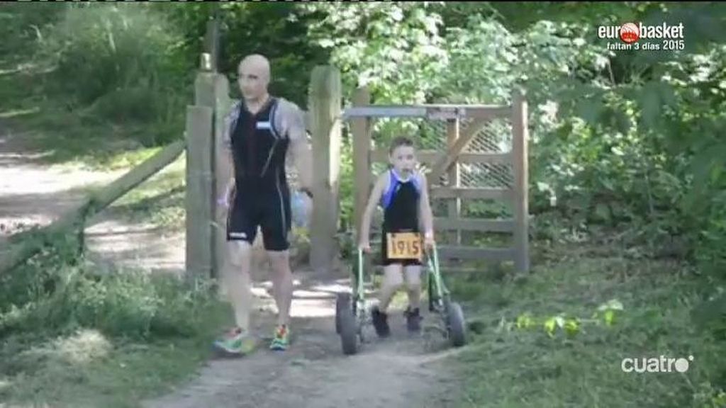 ¡Insuperable! ¡Un niño de 8 años con parálisis cerebral termina un triatlón sin ayuda!
