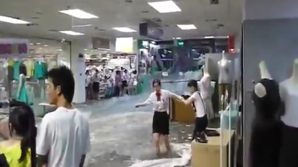 Las lluvias torrenciales provocan una inundación en un centro comercial en China