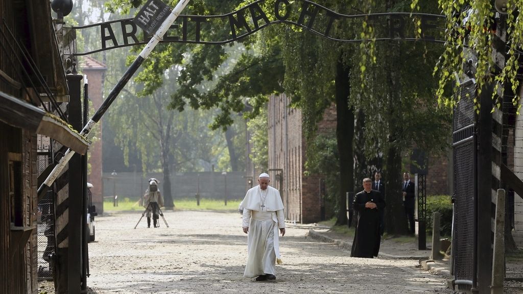 El papa visita Auschwitz