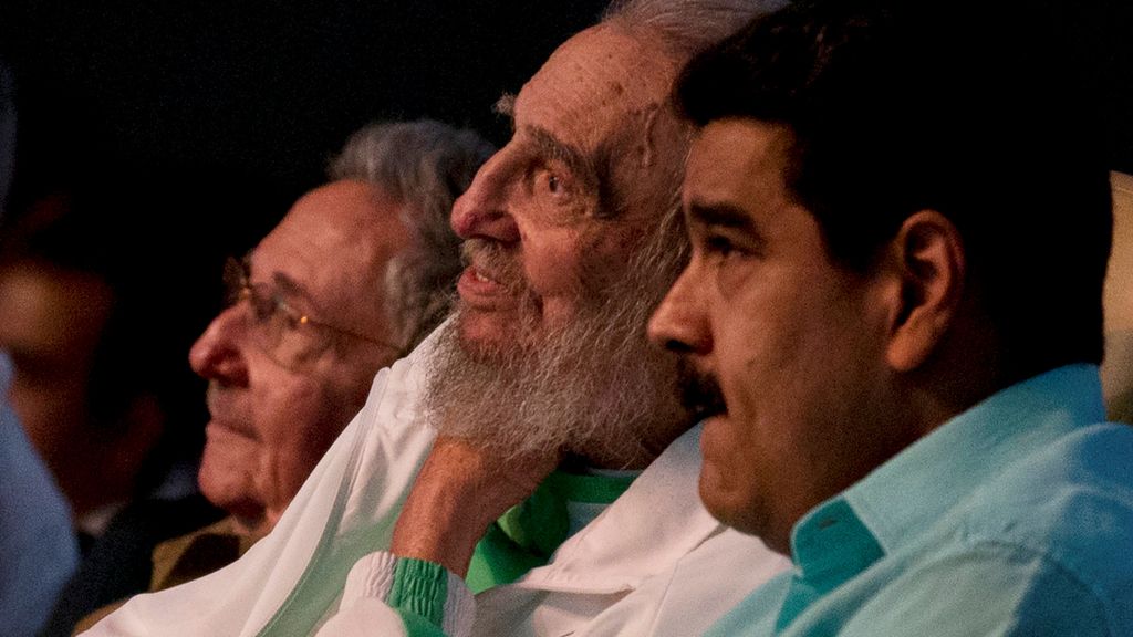 Fidel Castro reaparece en público en su 90 cumpleaños
