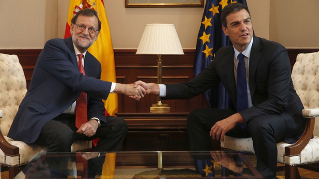 Rajoy y Sánchez se reúnen en el Congreso en búsca de un pacto para la investidura