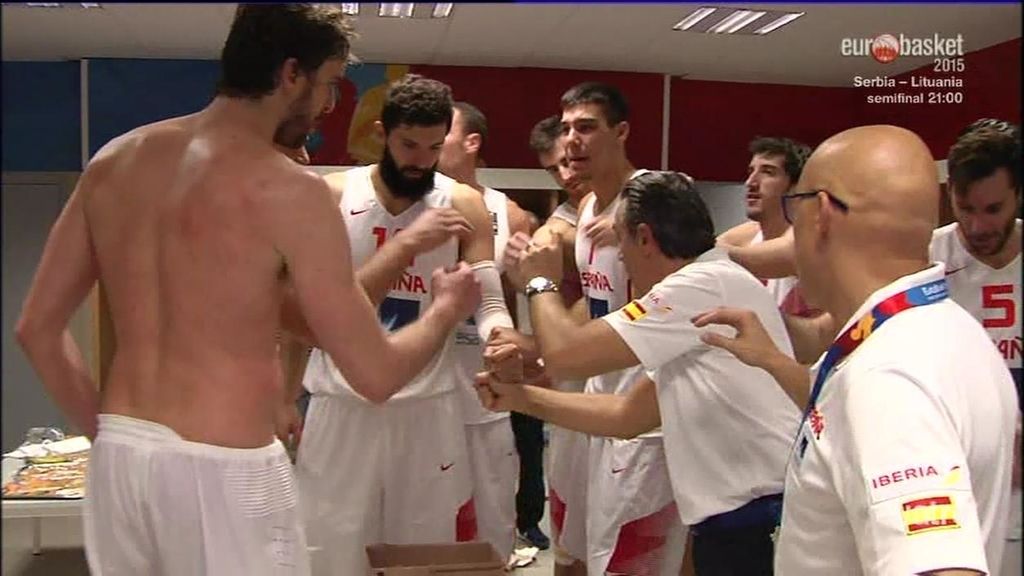 Así fue la fiesta de España en el vestuario tras vencer a Francia: ¡Grande Pau!