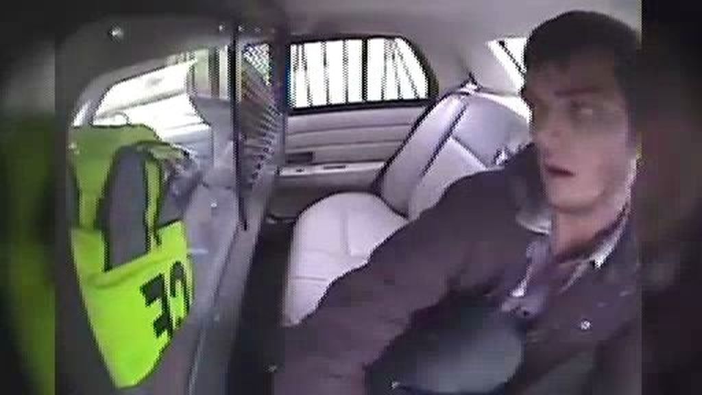 Un preso escapa de un coche policial de la forma más sorprendente
