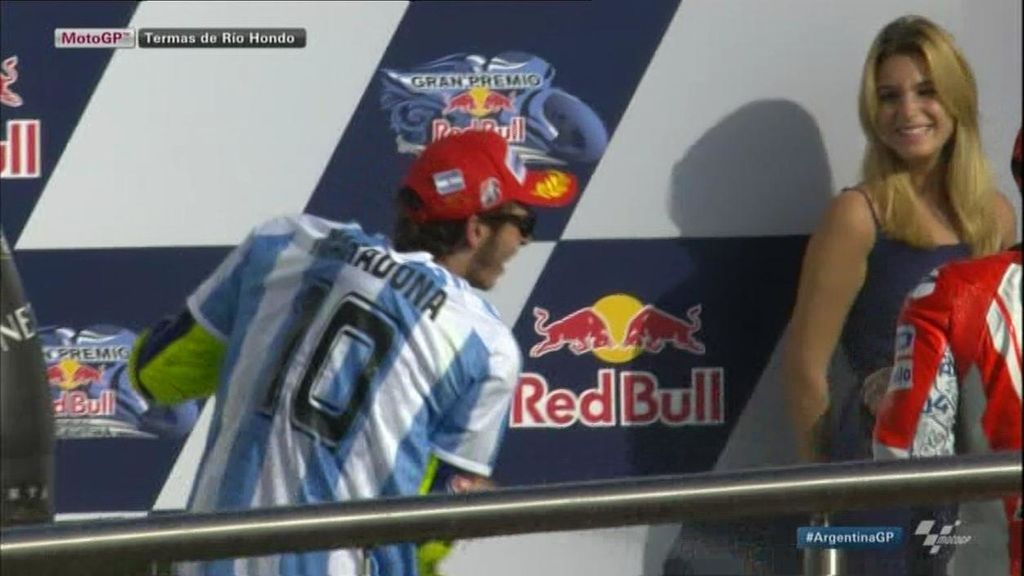 El show triunfal de Valentino Rossi en Argentina... con la camiseta de Maradona