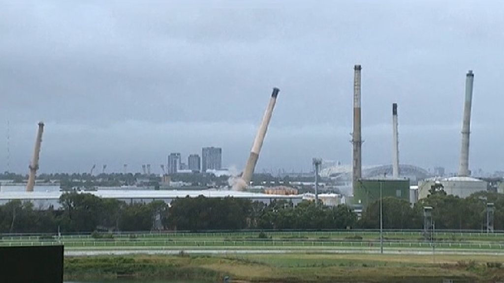 Una demolición casi perfecta en una refinería de Sídney