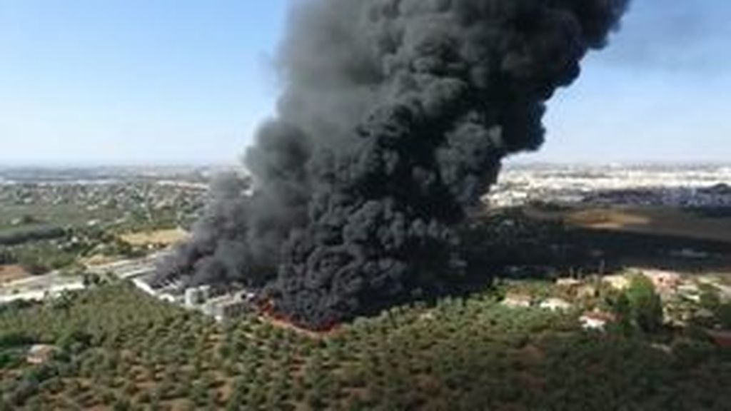 Un dron graba el impresionante incendio de la fábrica de Ybarra en Sevilla