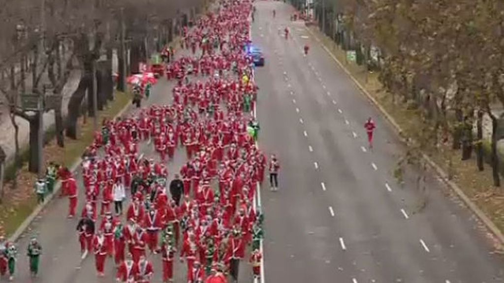 Más de 20.000 Santa Claus corren en Madrid para apoyar a los enfermos de esclerosis