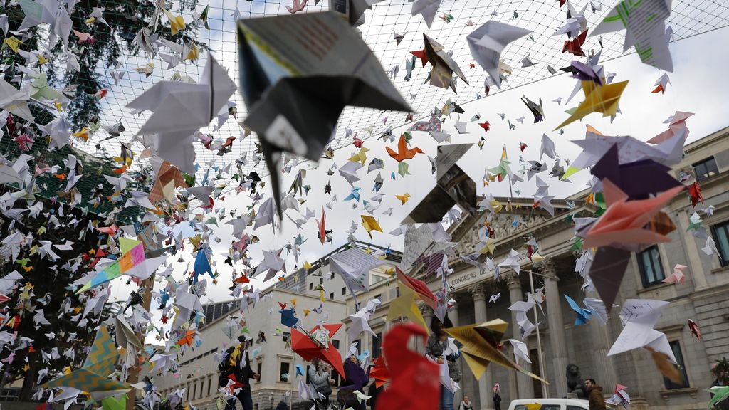 Miles de pajaritas de papel 'vuelan' al Congreso en defensa de Doñana