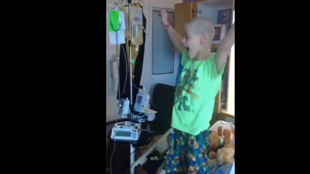La alegría de un niño con leucemia al ser dado de alta en el hospital