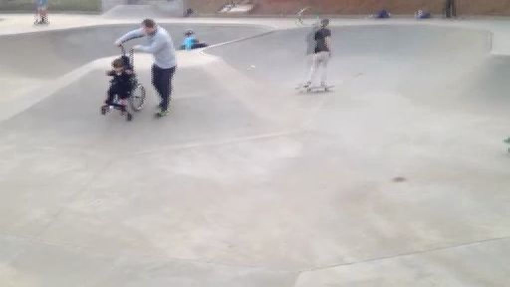 Un padre logra que su hijo paralítico pueda patinar