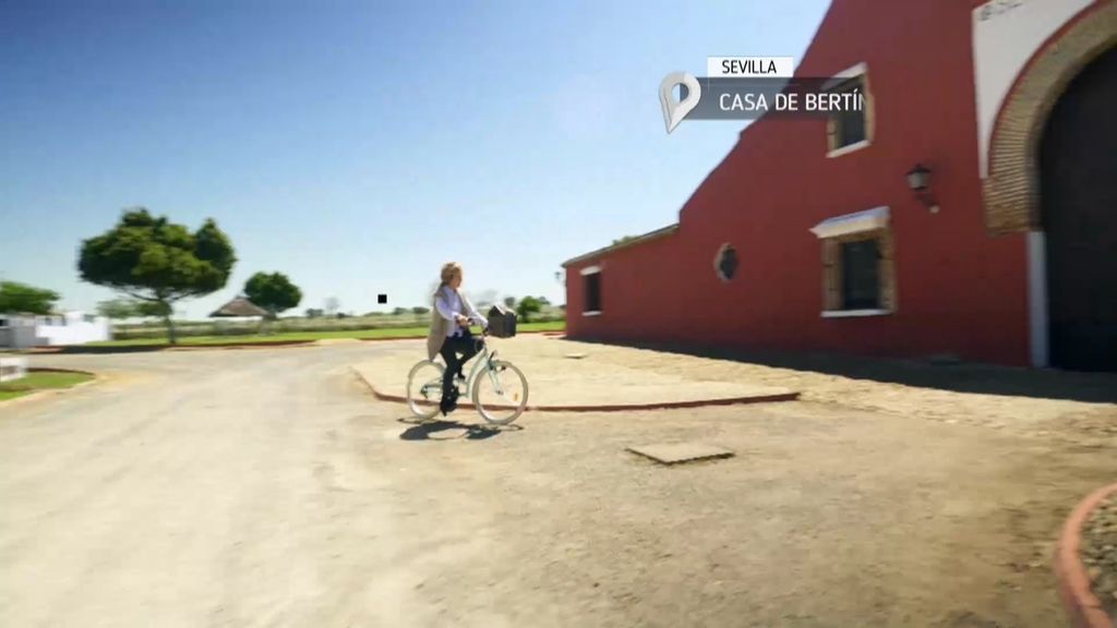 Esperanza Aguirre llegó en bici y tarareando a casa de Bertín Osborne