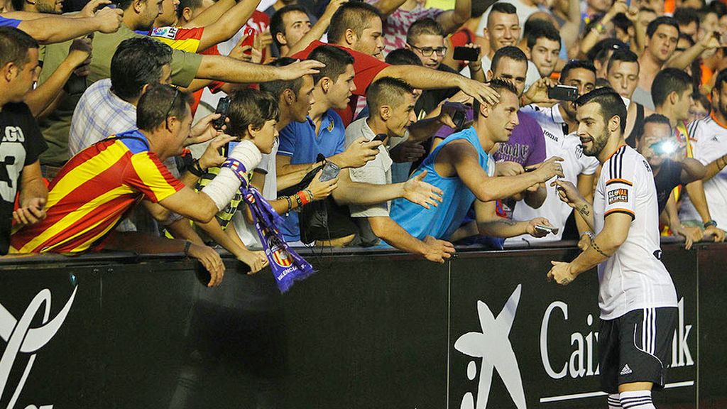 La afición del Valencia no se olvida del Sevilla en la presentación de Negredo