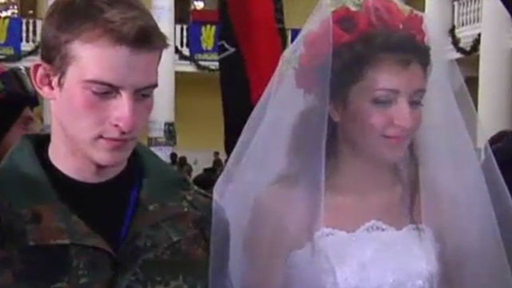 Una pareja de activistas ucranianos se casa en el ayuntamiento de Kiev