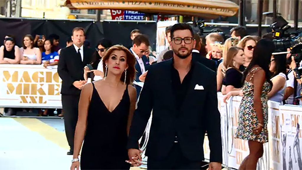 Manu y Aitziber, elegantes y nerviosos en la  première de 'Magic Mike XXL'