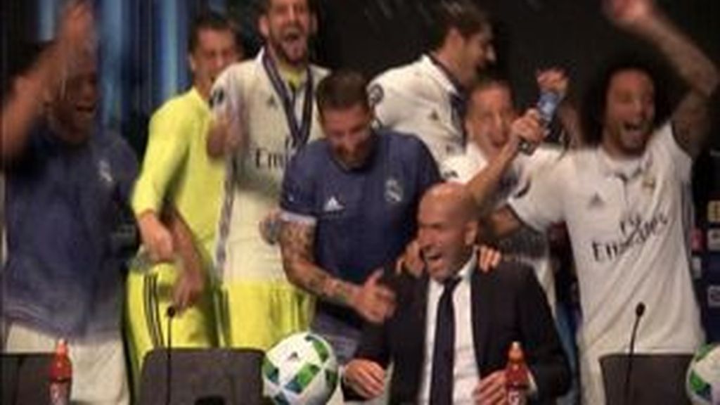 Jugadores del Real Madrid asaltan la rueda de prensa de Zidane al grito de ‘Campeones”