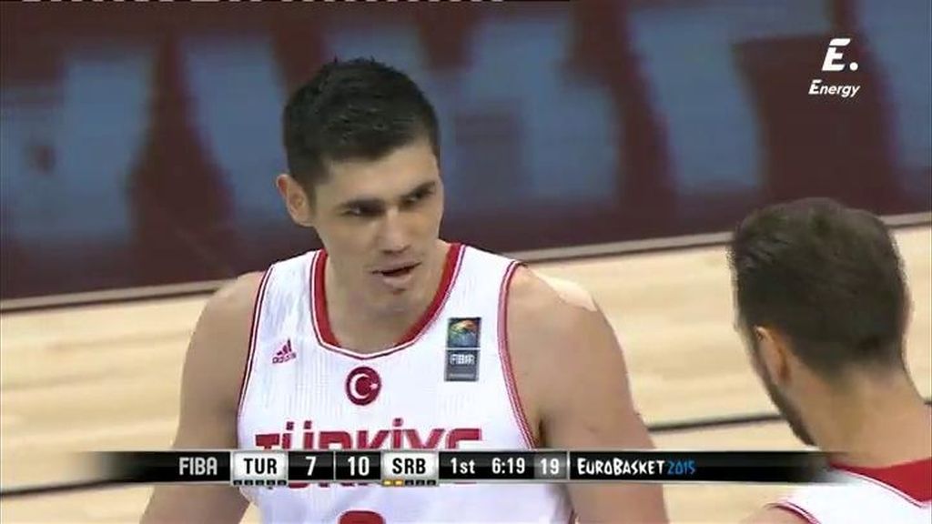 ¡Superman Ilyasova! El turco planta un muro y pone dos tapones en dos minutos