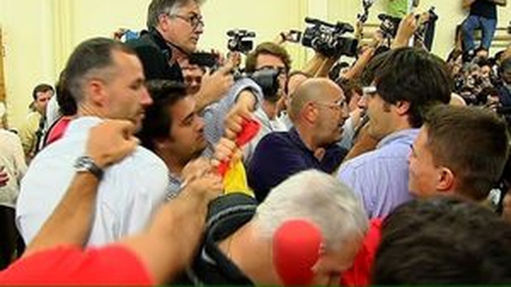 Trifulca entre seguidores de VOX e independentistas