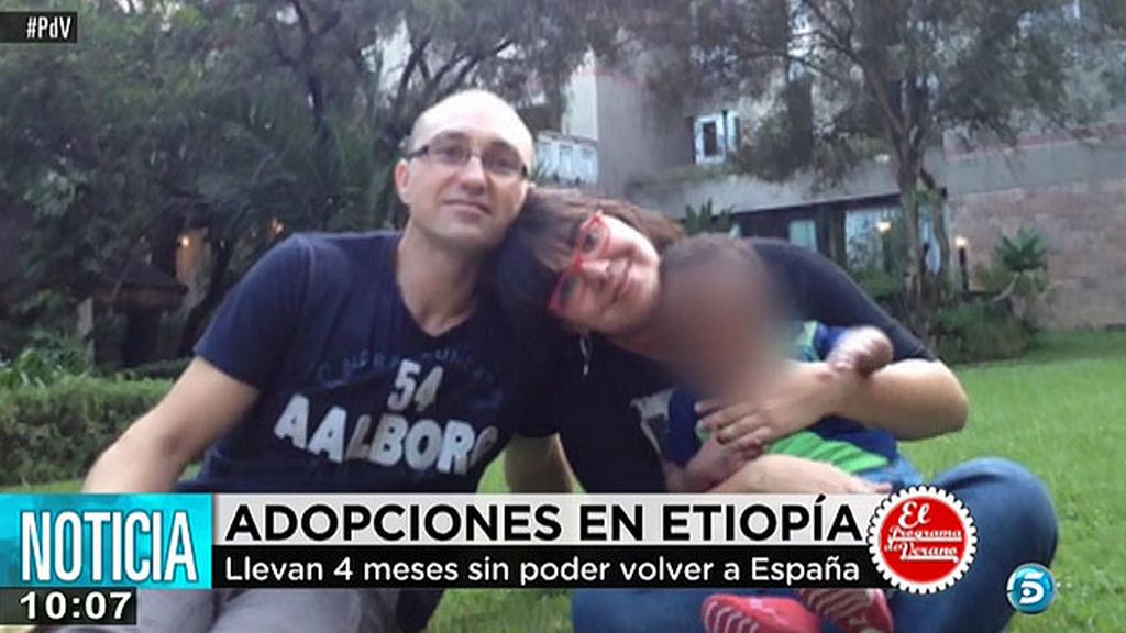 Dos parejas españolas no pueden regresar a casa con sus hijos adoptivos por problemas con la administración