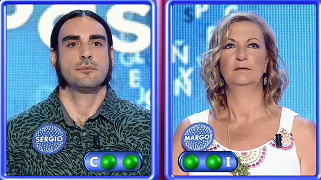 Sergio le arrebata la silla azul a Margot