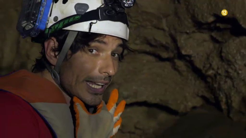 Andrés Velencoso saltará en paracaídas y se adentrará en cuevas en Planeta Calleja