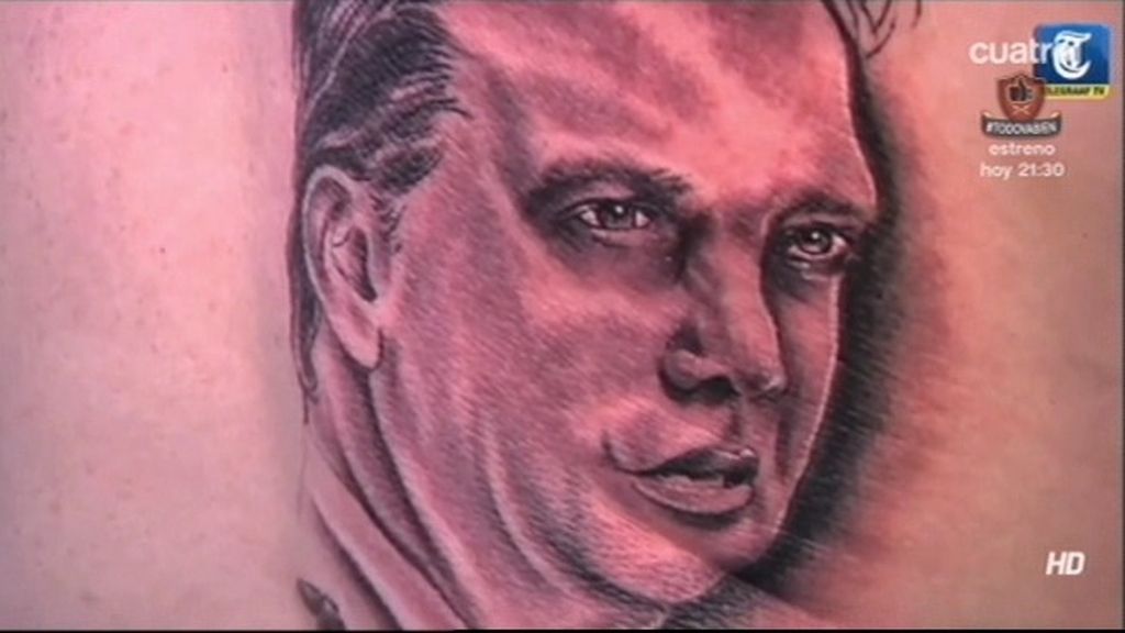 Un holandés se tatúa en la espalda el rostro de Van Gaal y la celebración de Van Persie