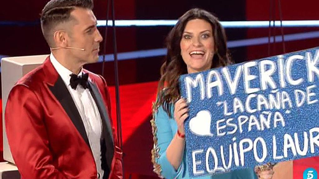 ¡Laura Pausini saca una pancarta para apoyar a Maverick!