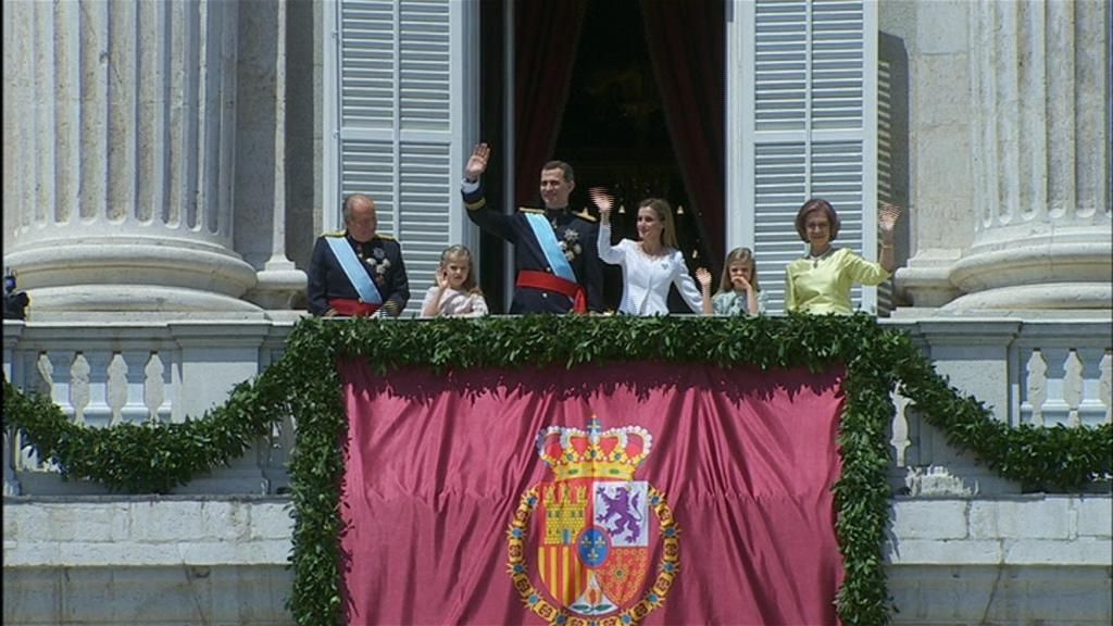 Los reyes saludan desde el Palacio Real