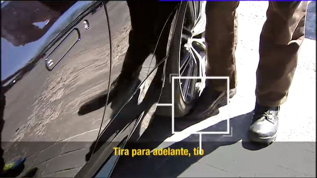Raúl García, 'intenso' hasta con el coche: pisa con una rueda el pie de un guardia