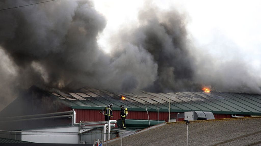 Continúa el humo tras el incendio de la fábrica de embutidos en León