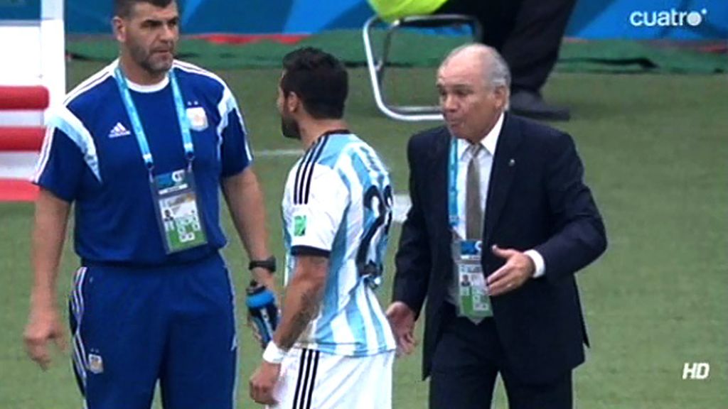 Lavezzi, de Argentina, moja a su entrenador mientras recibe órdenes en la banda
