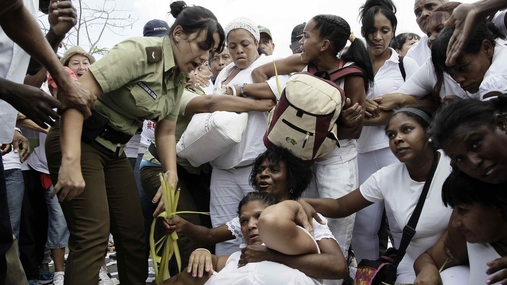 Detenidas 50 Damas de Blanco durante una marcha pacífica en La Habana