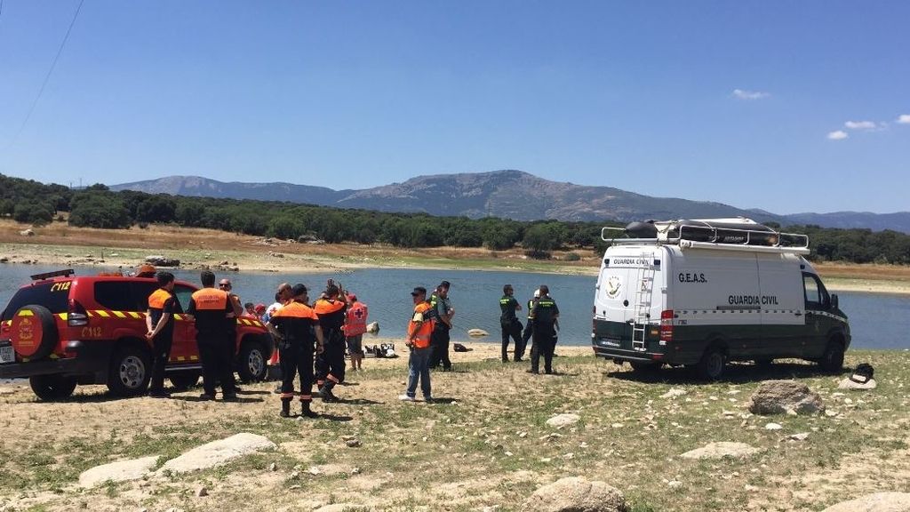 Dos muertos tras estrellarse un helicóptero en el pantano madrileño de Valmayor