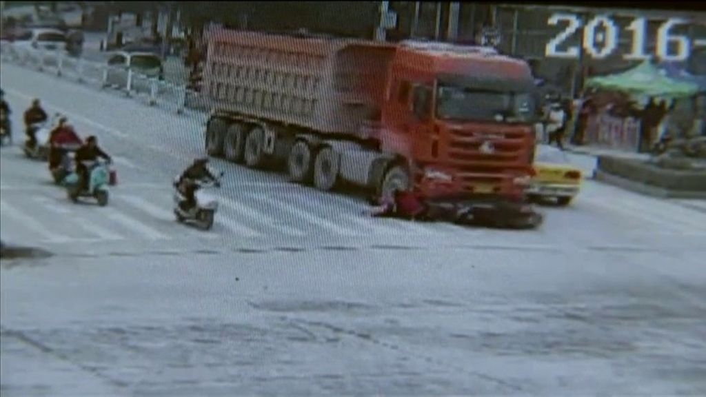 Tres mujeres salen ilesas tras haber sido arrolladas por un camión en China