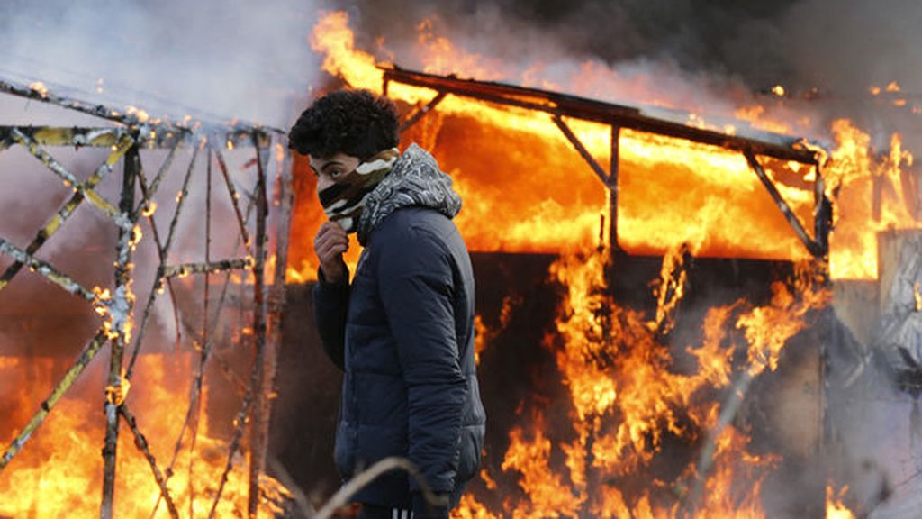 Siguen los enfrentamientos en Calais por el desmantelamiento de La Jungla