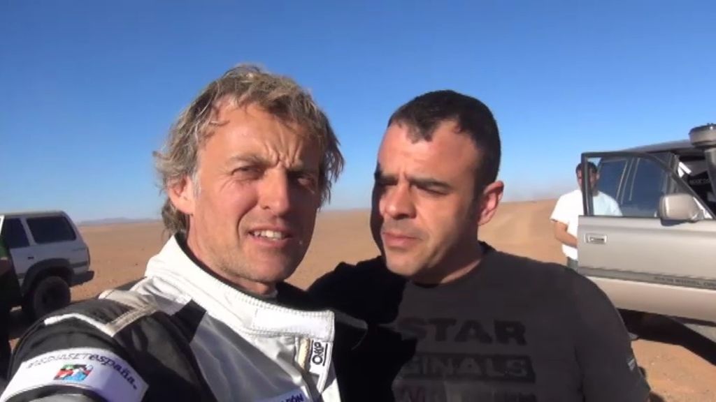 ¡Jesús Calleja se encuentra con mecánicos en medio del desierto!