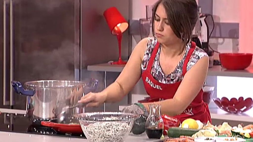 Raquel se hiere en la mano mientras cocina