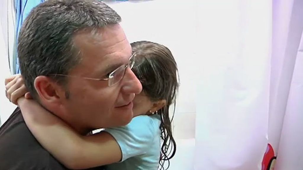 Cristina aprende a ducharse sin gritos, sin rabietas y con la ayuda de su padre