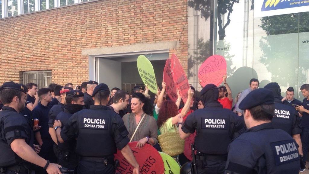 Un activista de la PAH corre hacia Rajoy para entregarle una carta