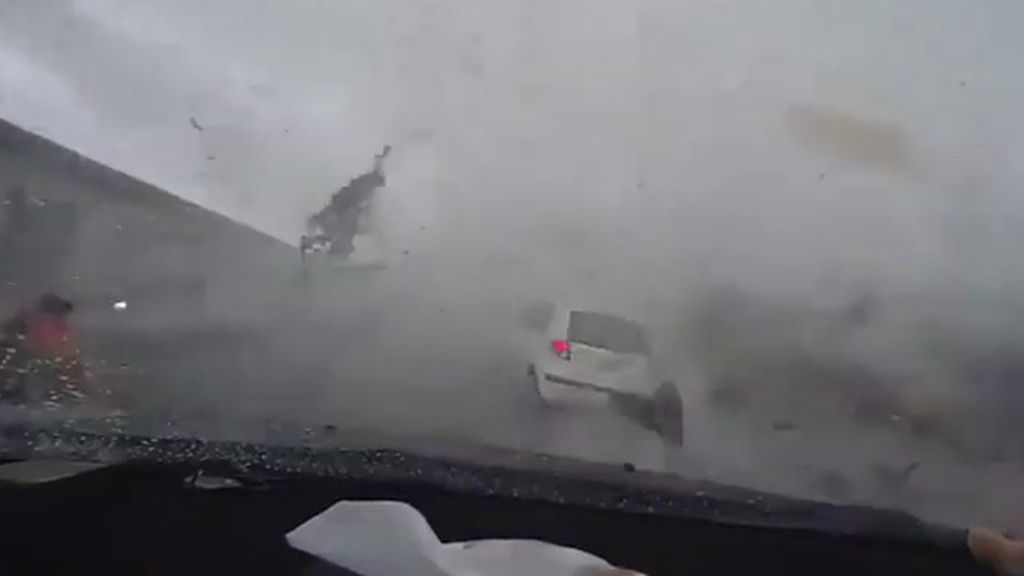 Un coche sale volando arrastrado por un potente tornado en Taiwán