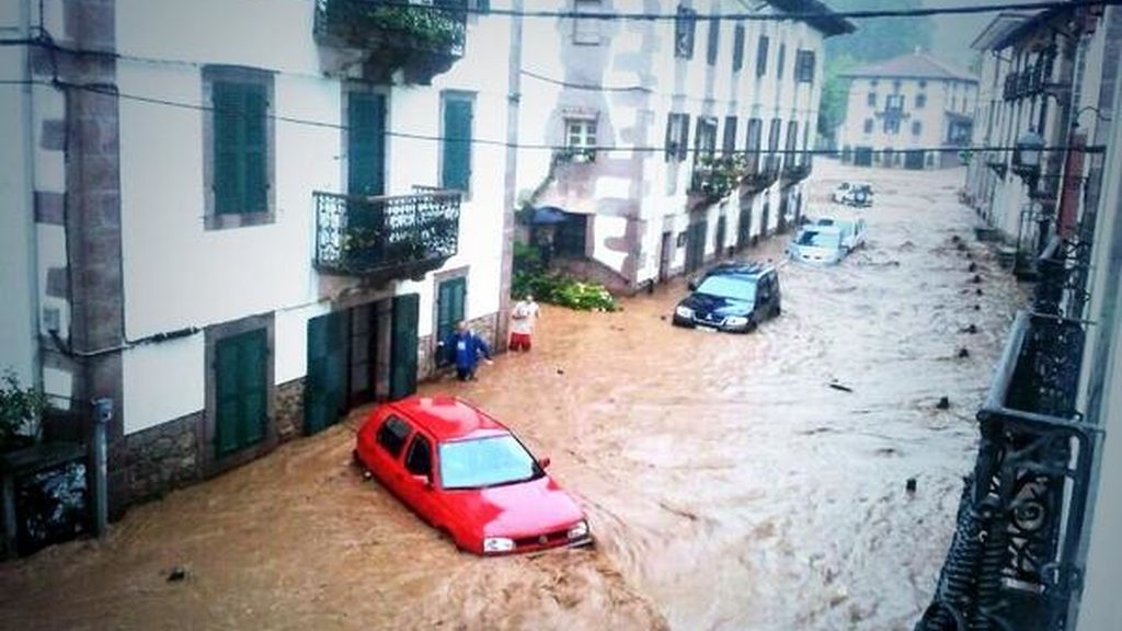 La localidad navarra de Elizondo bajo el agua por las intensas lluvias