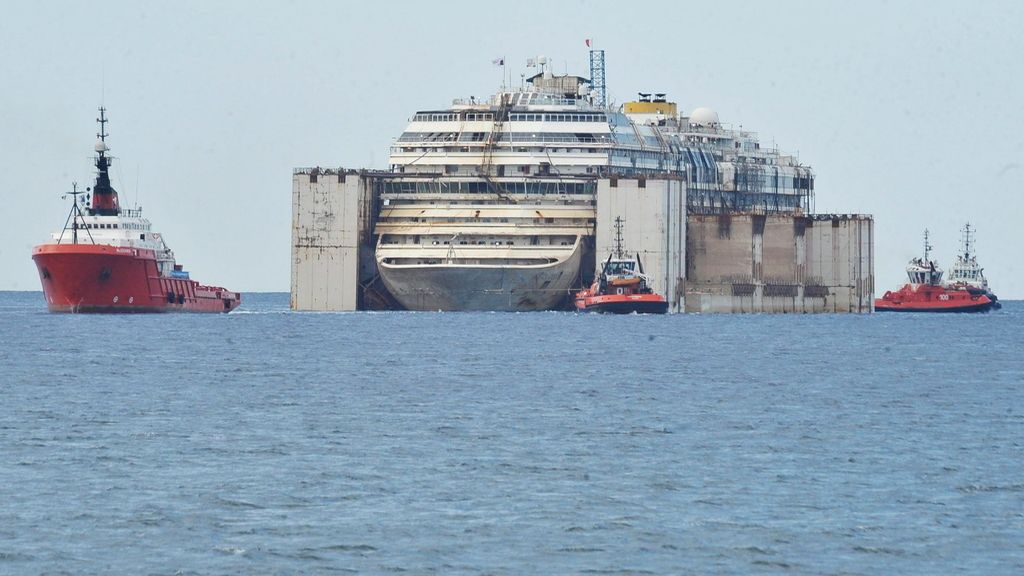El Costa Concordia llega a Génova para su definitivo desguace