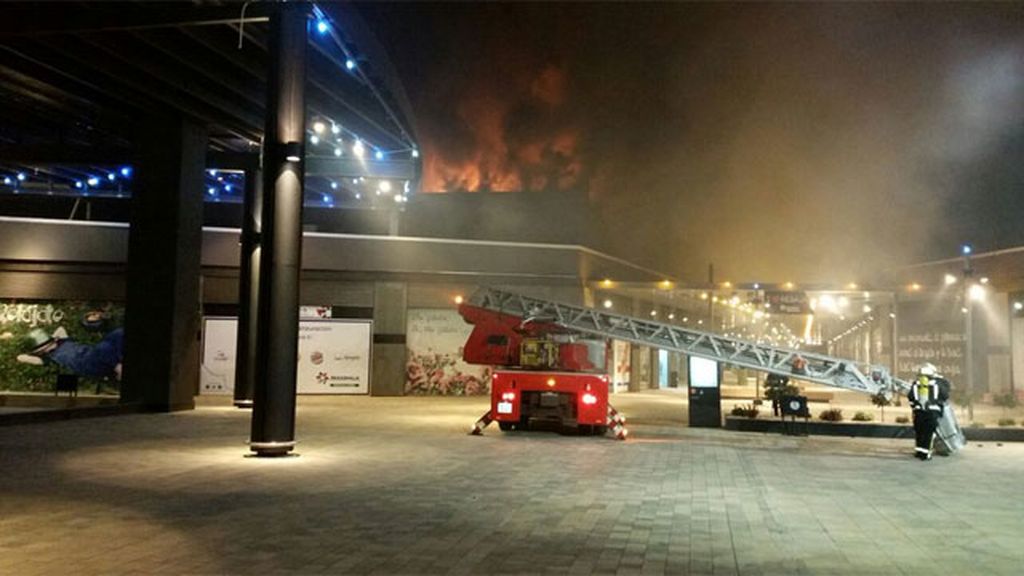 Espectacular incendio en unos cines de un centro comercial en Albacete