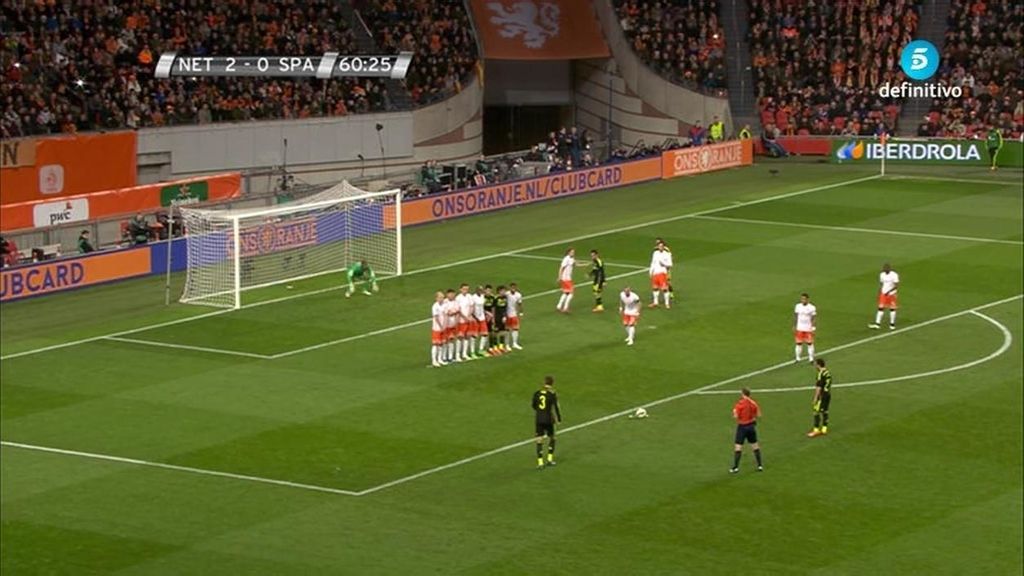 ¡Gerard Piqué se atreve a tirar una falta y casi marca de rebote ante Holanda!