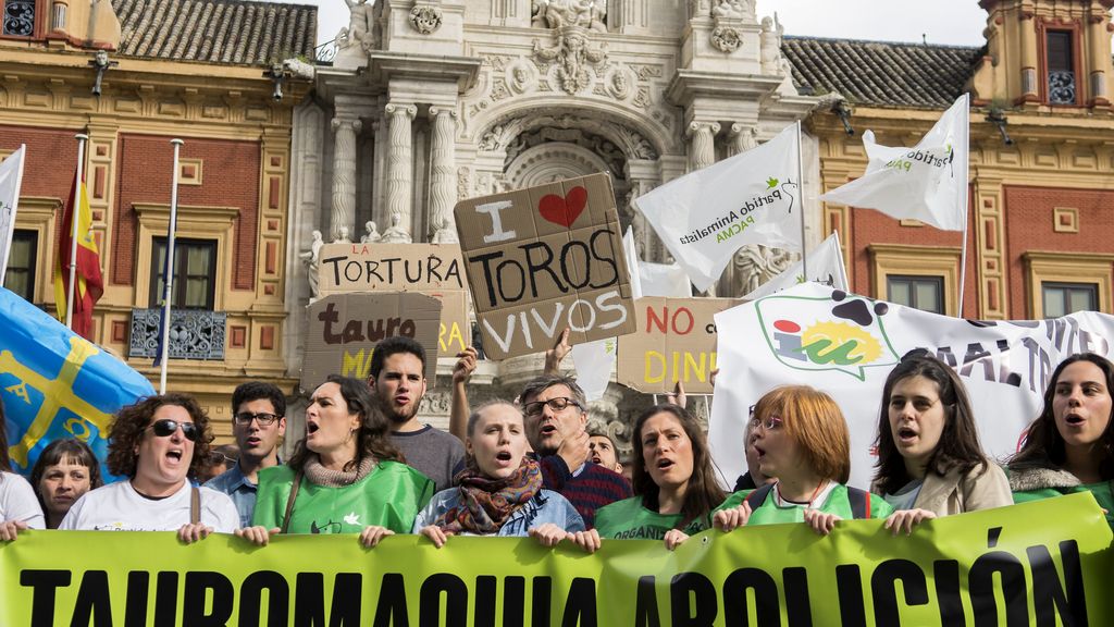 Centenares de antitaurinos piden en Sevilla el fin de la tauromaquia
