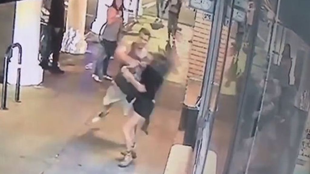 Un hombre pega un puñetazo a una mujer en plena calle en California