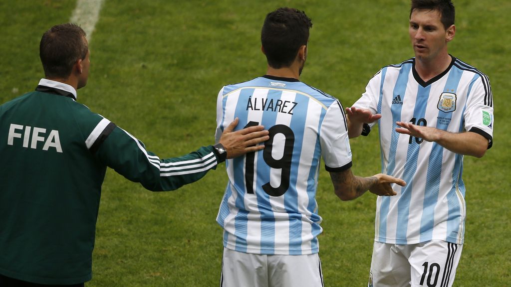 Messi recibe en su cambio la ovación del estadio de Porto Alegre tras sus dos goles